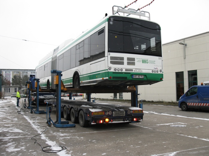 Der polnische LKW-Tieflader rangiert unter den angehobenen Solaris-Obus.